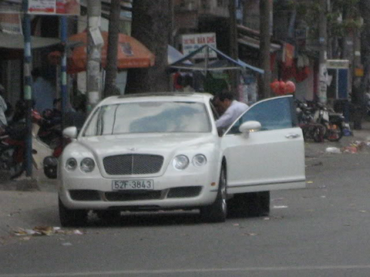 Bentley trắng đeo biển rùi