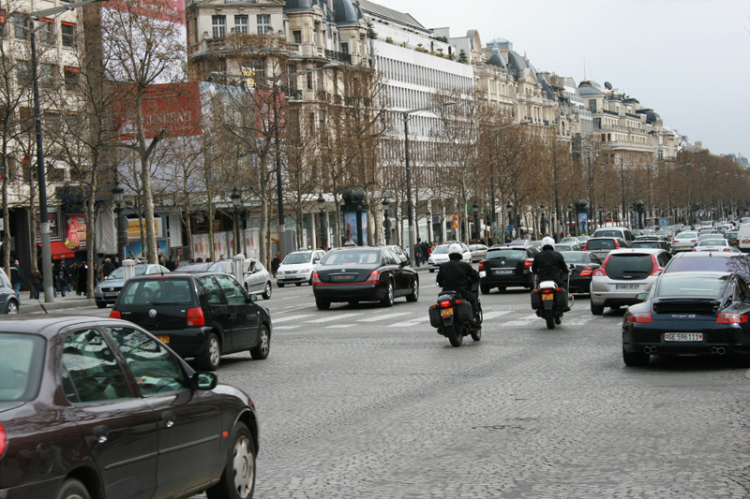 Hàng ở Paris