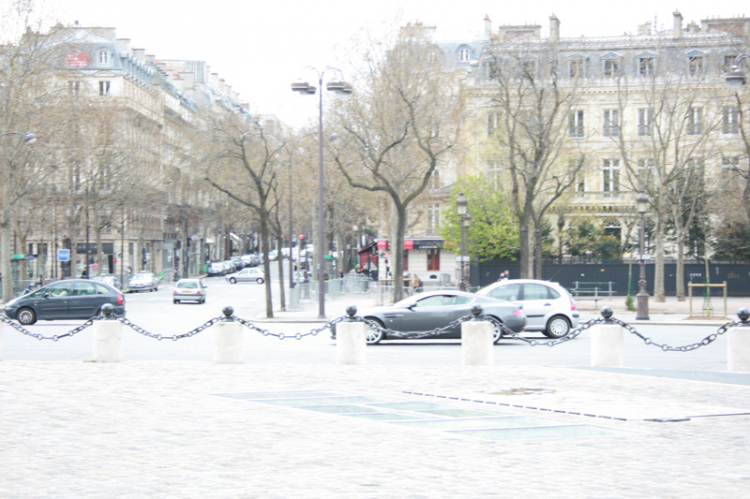 Hàng ở Paris