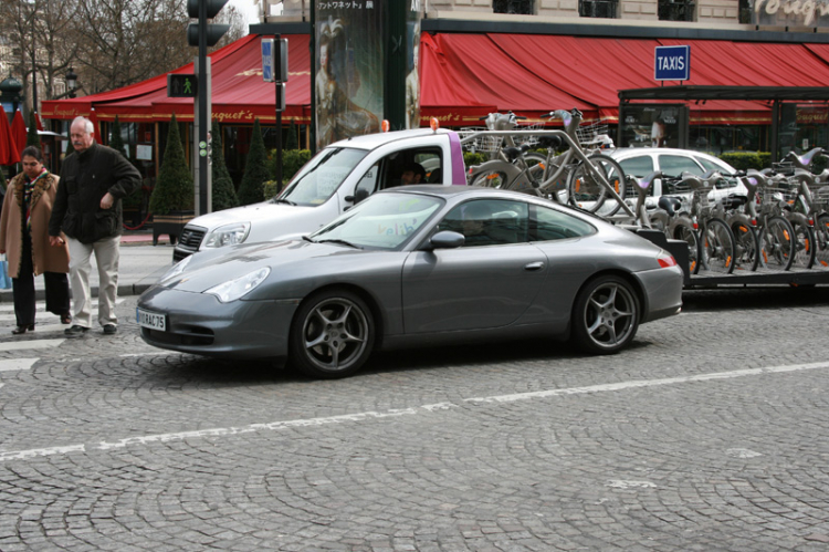 Hàng ở Paris