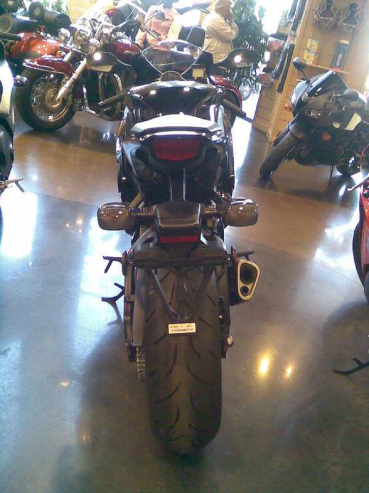 Yamaha YZF-R6 vs Honda CBR1000 Yamaha YZF-R6 vs Honda CBR1000