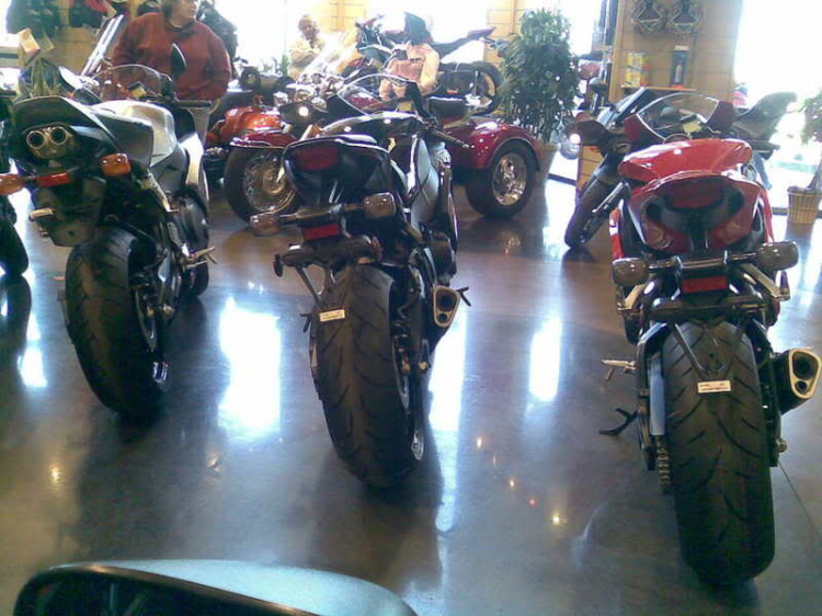 Yamaha YZF-R6 vs Honda CBR1000 Yamaha YZF-R6 vs Honda CBR1000