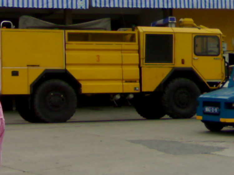 3 chân , 4 rồi 6 chân . 3 chân , 4 rồi 6 chân .