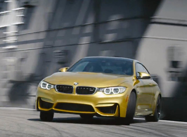[Video] BMW M4 drift cực đỉnh trên tàu sân bay