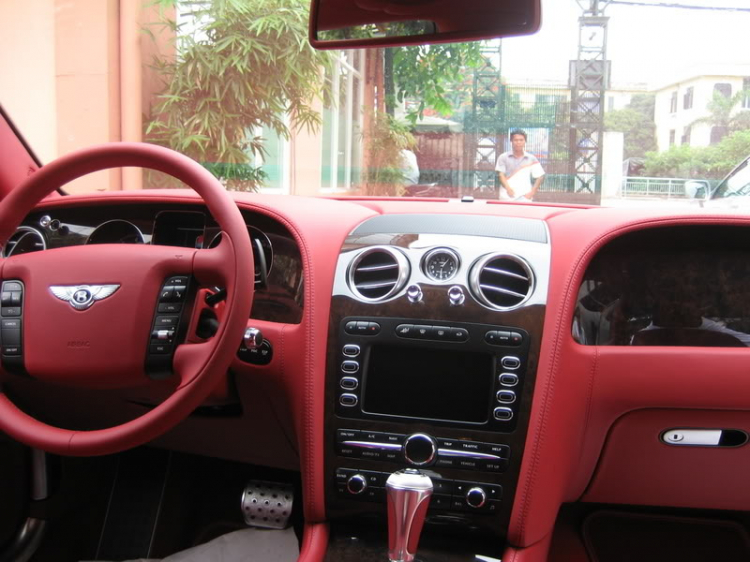 Bentley lạ in Hà Nội