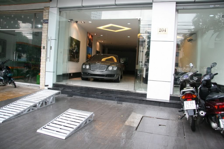 Bentley lạ in Hà Nội