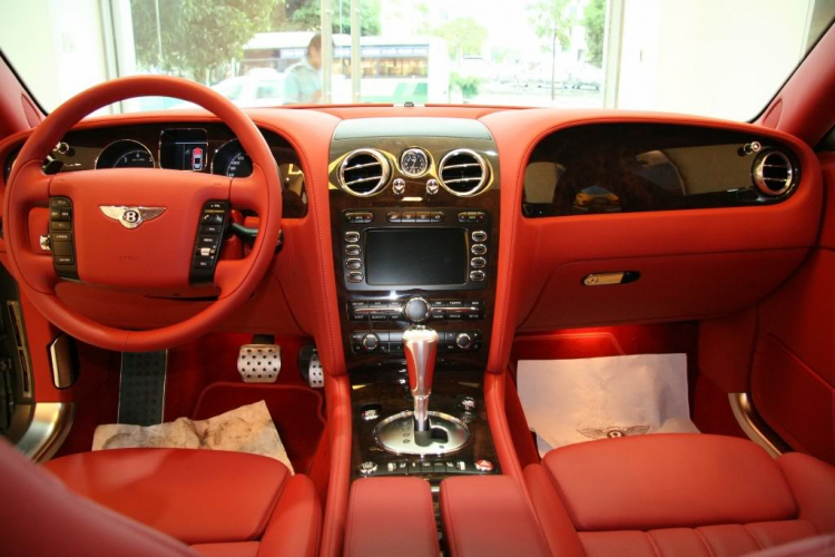 Bentley lạ in Hà Nội