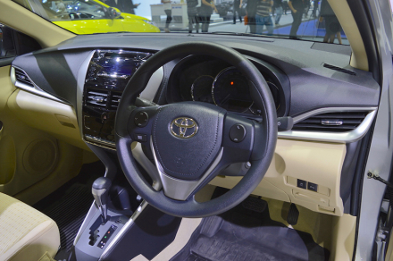 Toyota-Yaris-Ativ-dashboard-at-2017-Thai-Motor-Expo.jpg