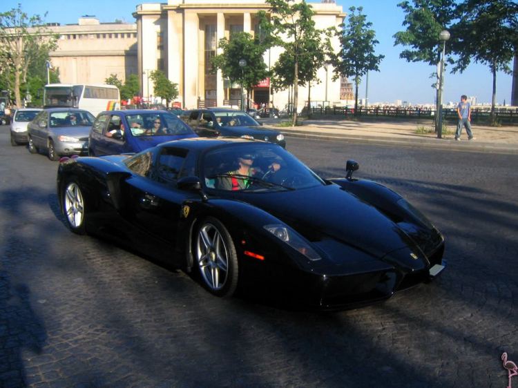 Salon Ferrari ở Ý.