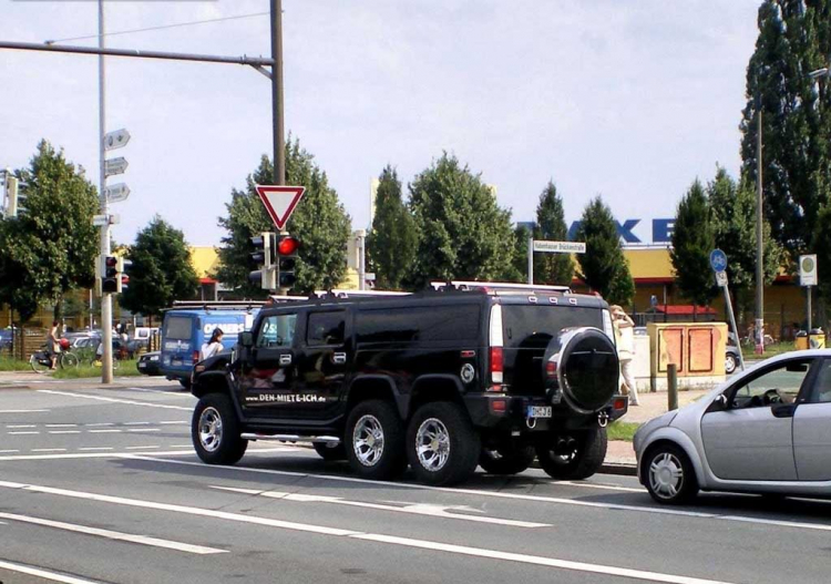 Hummer H1 Limo .........và H2 6 bánh