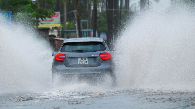 Phải làm gì để ngăn ngừa và thoát khỏi tình huống xe "trượt nước"