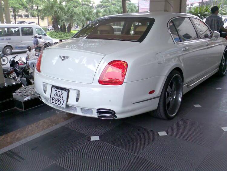 Bentley trắng tại KS Bảo Sơn Bentley trắng tại KS Bảo Sơn