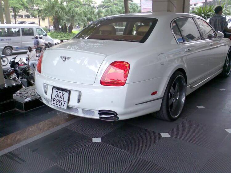 Bentley trắng tại KS Bảo Sơn