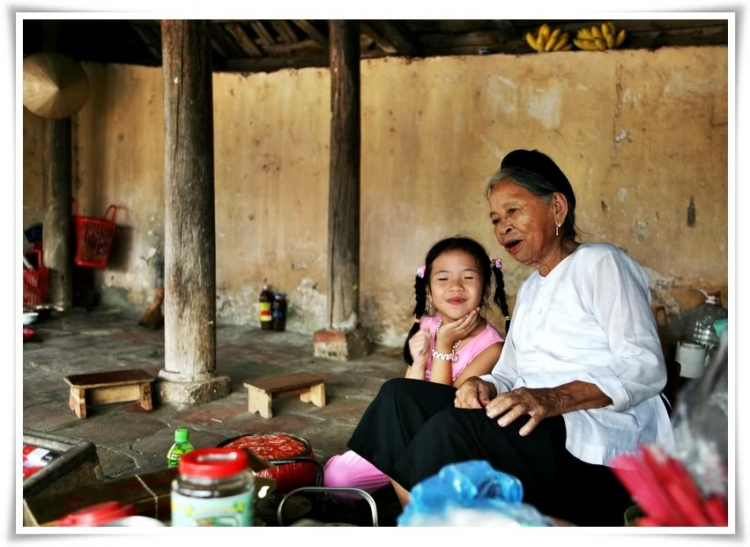 Đường Lâm - Hà Nội, làng cổ ngày đầy tháng.