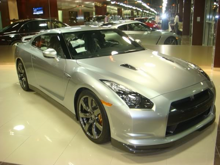 Các bác cho em chào hàng 2 con Nissan GTR này cái