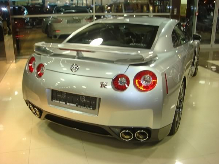 Các bác cho em chào hàng 2 con Nissan GTR này cái