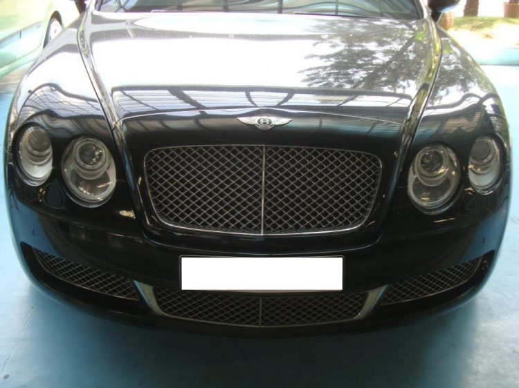 1 em Bentley nằm phè trong xưởng