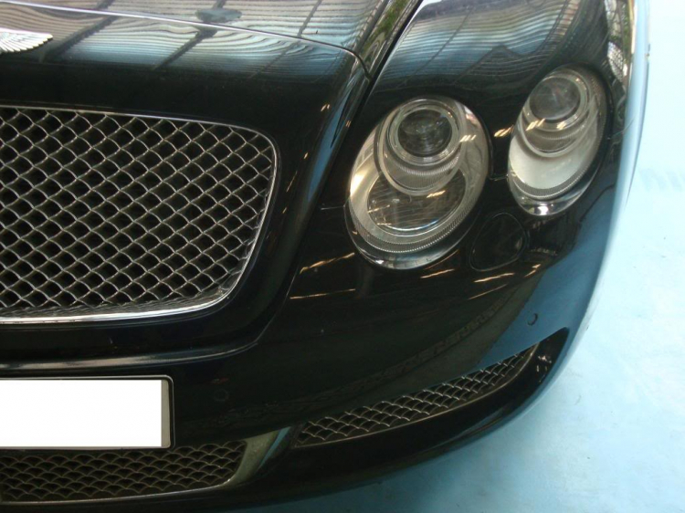 1 em Bentley nằm phè trong xưởng