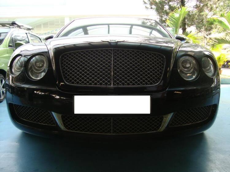 1 em Bentley nằm phè trong xưởng