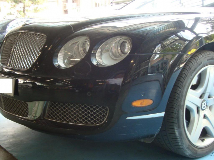 1 em Bentley nằm phè trong xưởng