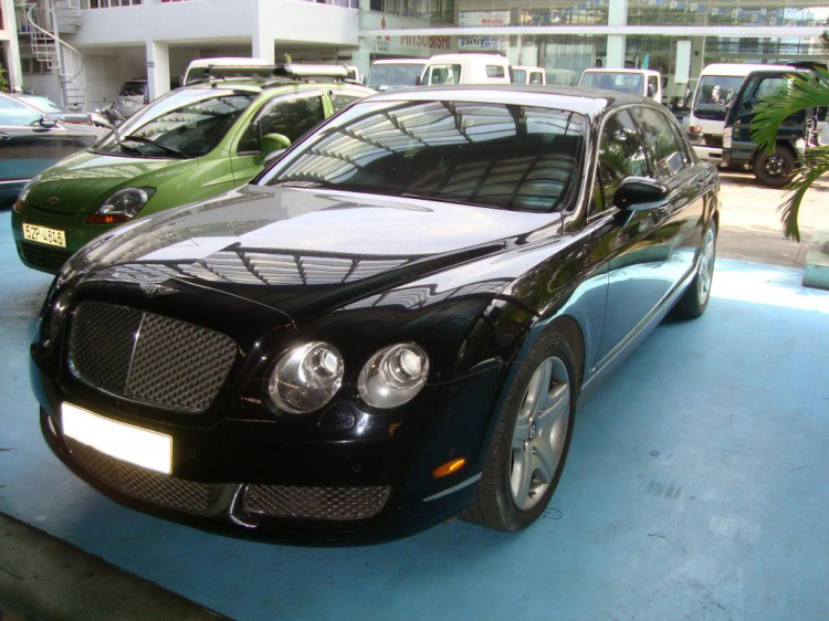 1 em Bentley nằm phè trong xưởng