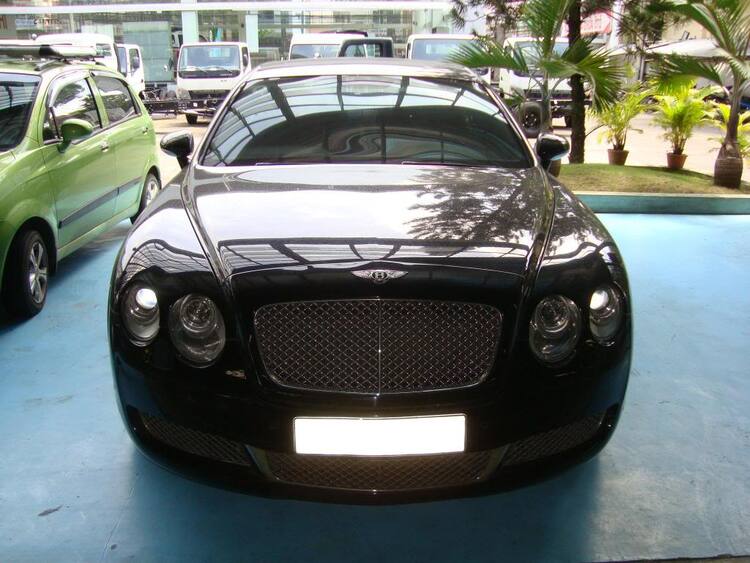 1 em Bentley nằm phè trong xưởng