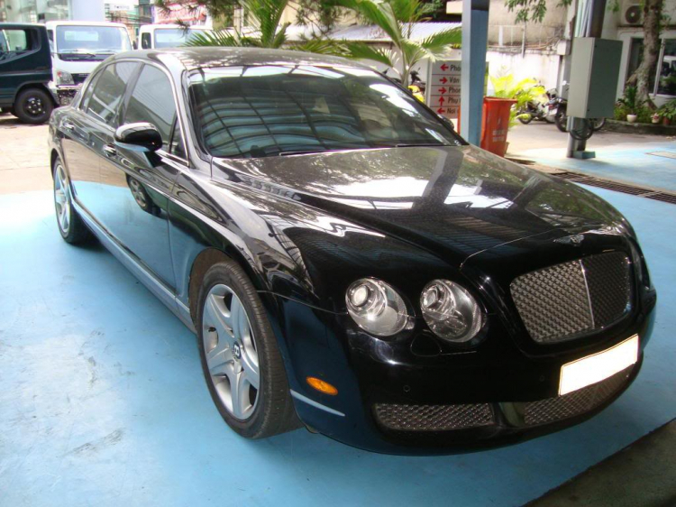 1 em Bentley nằm phè trong xưởng