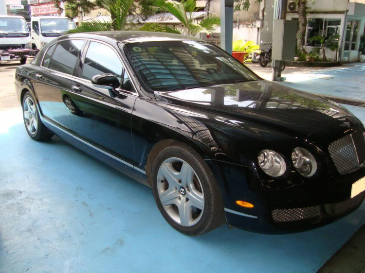 1 em Bentley nằm phè trong xưởng