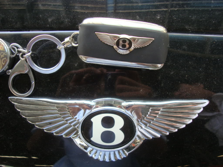 1 em Bentley nằm phè trong xưởng