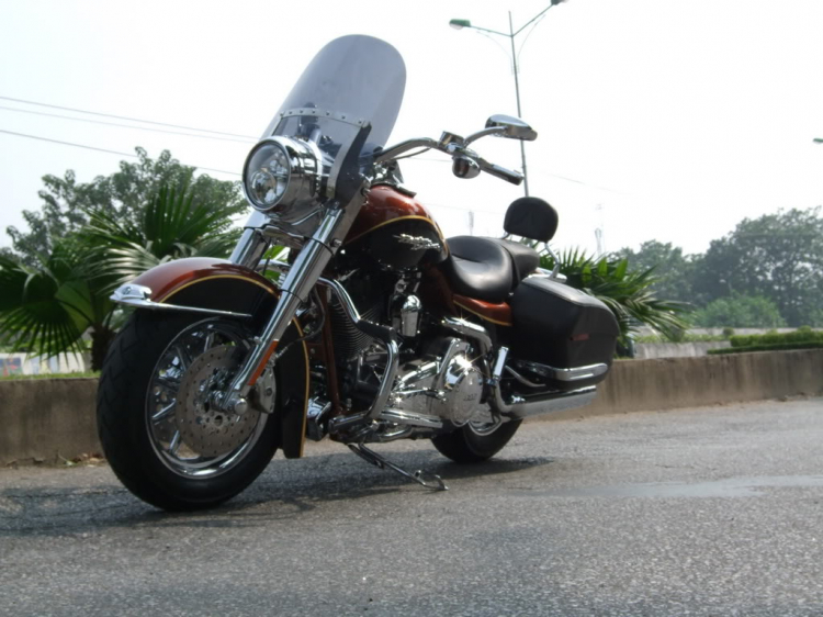 Tiếp theo em xin tặng các bác HD RoadKing Screaming Eagle..