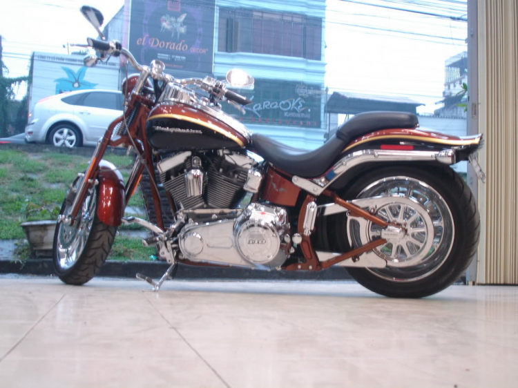 Tiếp theo em xin tặng các bác HD RoadKing Screaming Eagle..