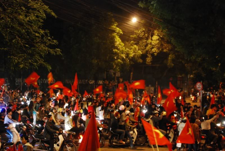 1 vài hình ảnh ăn mừng VN vô địch tại HN