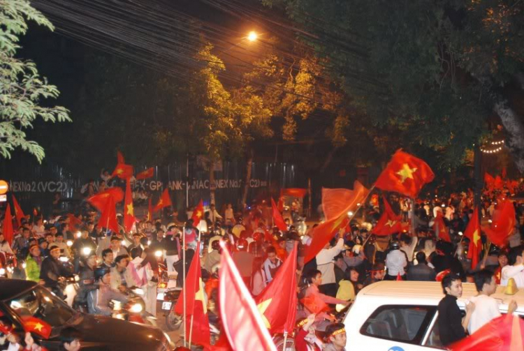1 vài hình ảnh ăn mừng VN vô địch tại HN