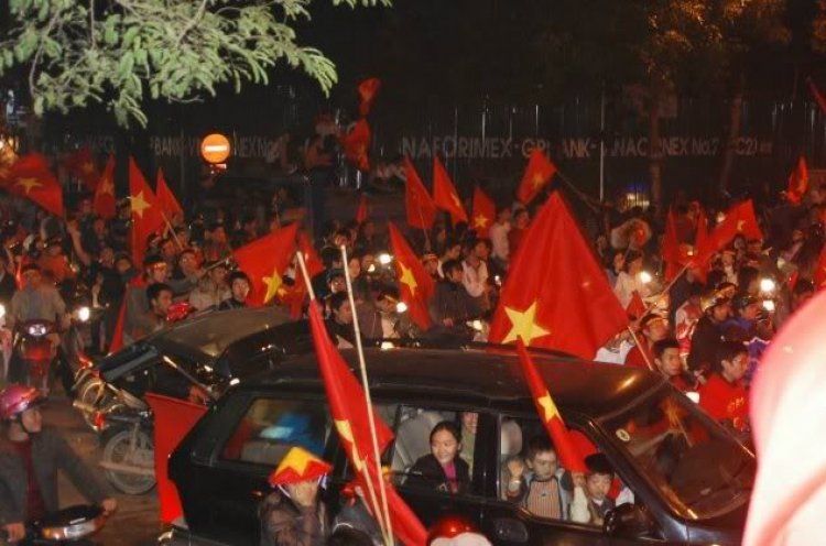 1 vài hình ảnh ăn mừng VN vô địch tại HN