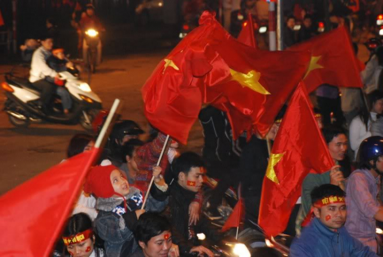 1 vài hình ảnh ăn mừng VN vô địch tại HN