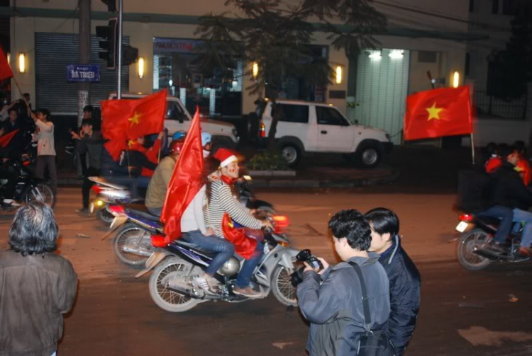 1 vài hình ảnh ăn mừng VN vô địch tại HN