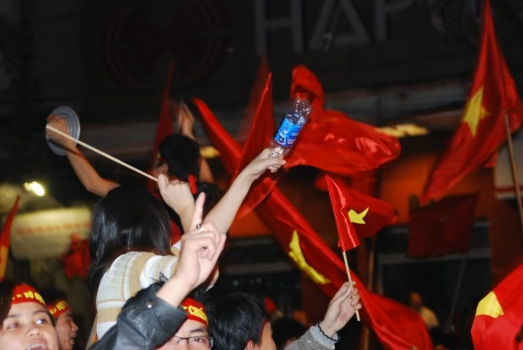 1 vài hình ảnh ăn mừng VN vô địch tại HN