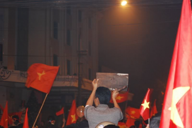 1 vài hình ảnh ăn mừng VN vô địch tại HN