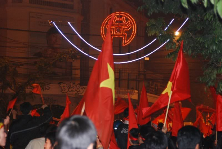 1 vài hình ảnh ăn mừng VN vô địch tại HN