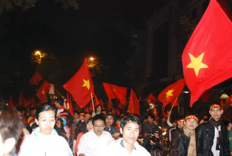 1 vài hình ảnh ăn mừng VN vô địch tại HN