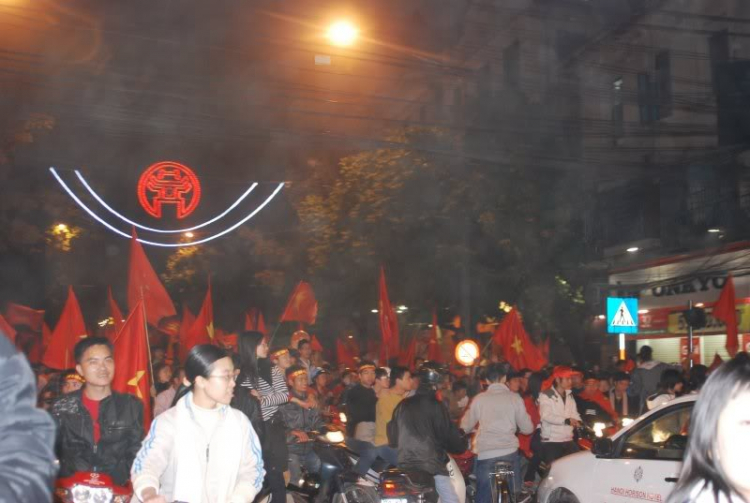 1 vài hình ảnh ăn mừng VN vô địch tại HN