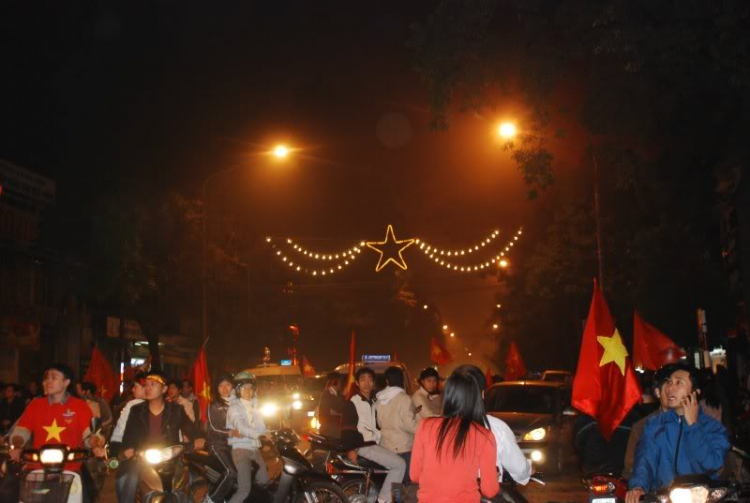 1 vài hình ảnh ăn mừng VN vô địch tại HN