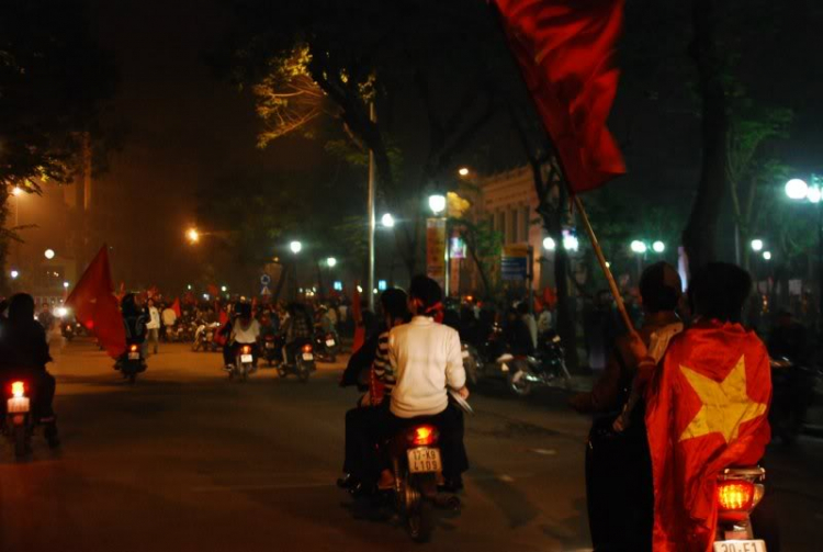 1 vài hình ảnh ăn mừng VN vô địch tại HN