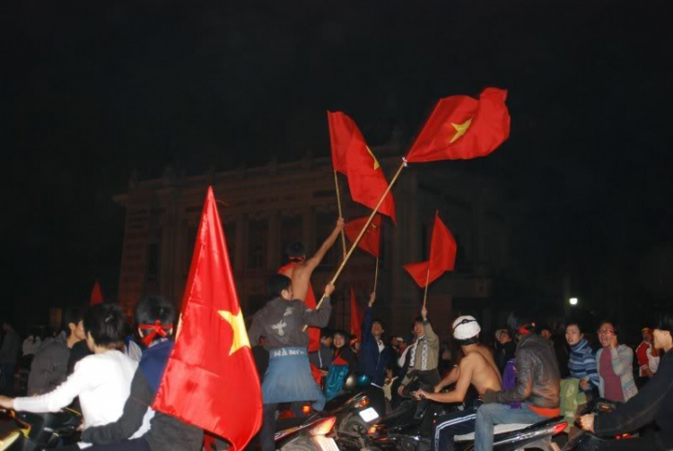 1 vài hình ảnh ăn mừng VN vô địch tại HN