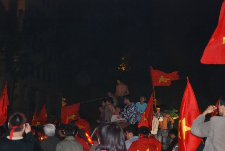 1 vài hình ảnh ăn mừng VN vô địch tại HN