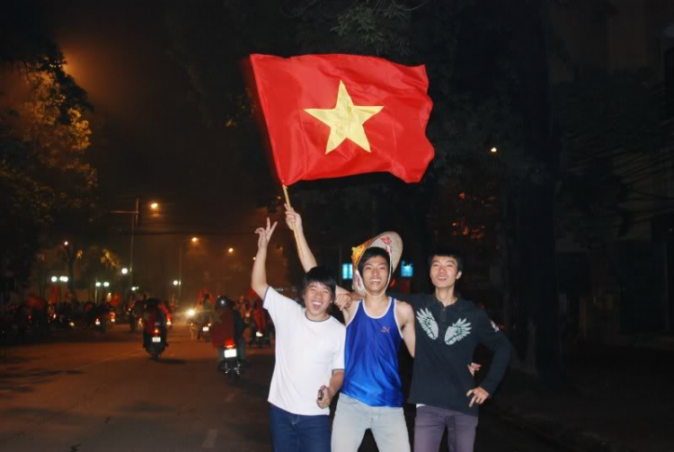 1 vài hình ảnh ăn mừng VN vô địch tại HN