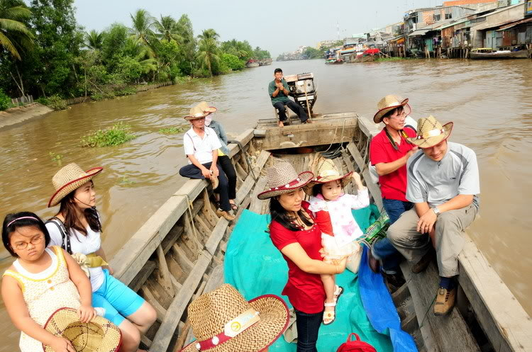 VỀ QUÊ.