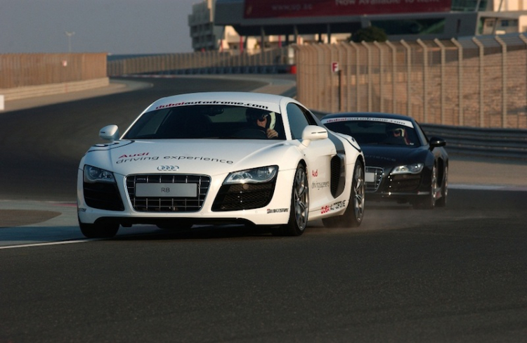 Mua Audi, trải nghiệm xe thể thao trên đường đua Dubai