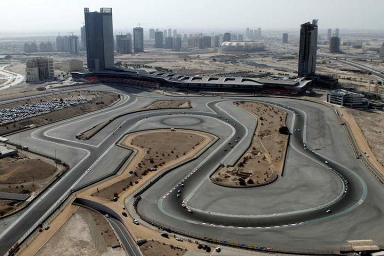 Mua Audi, trải nghiệm xe thể thao trên đường đua Dubai
