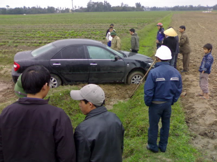 Giải cứu Camry dưới ruộng trên đường biển Xuân Thành - Nghi Xuân